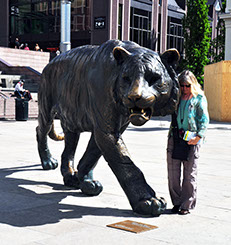 Der Tiger vor dem Osloer Hauptbahnhof ist einer der meist fotografierten “Einwohner” der Stadt. Zur 1000 Jahresfeier der Stadt im Jahr 2000, hat